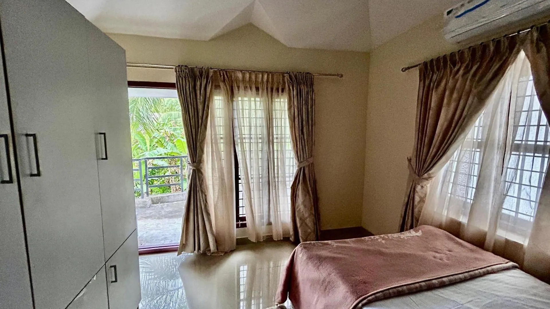 Krishnakripa - Luxury Private Villa Near Guruvayoor Temple Guruvāyūr